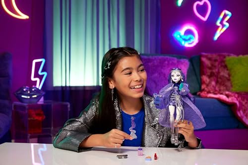 Monster High Spectra Vondergeist Doll | Ghost in Purple Clothes, Includes Pet Ferret Rhuen, 7 Accessories like Backpack, Tablet, Snacks and More
